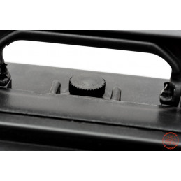 Maniglia robusta e chiusura waterproof della valigia Ammonite System, per un trasporto sicuro.