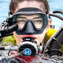 Halcyon Omnis diving mask worn during a dive